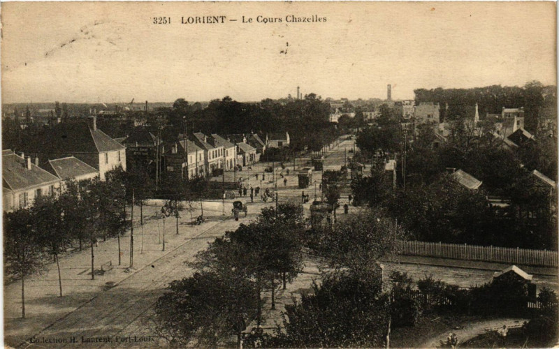 Carte postale ancienne Lorient - La Cours Chazeiles à Lorient