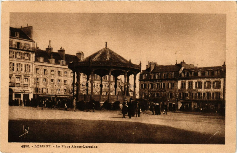 Carte postale ancienne Lorient - La Place Alsace-Lorraine à Lorient