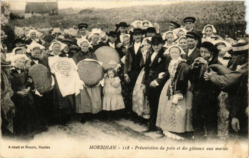 Carte postale ancienne Morbihan - presentation du pain et des gateaux aux maries