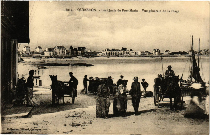 Carte postale ancienne Quiberon - Les Quais de Port-Maria - Vue générale de la Plage à Quiberon