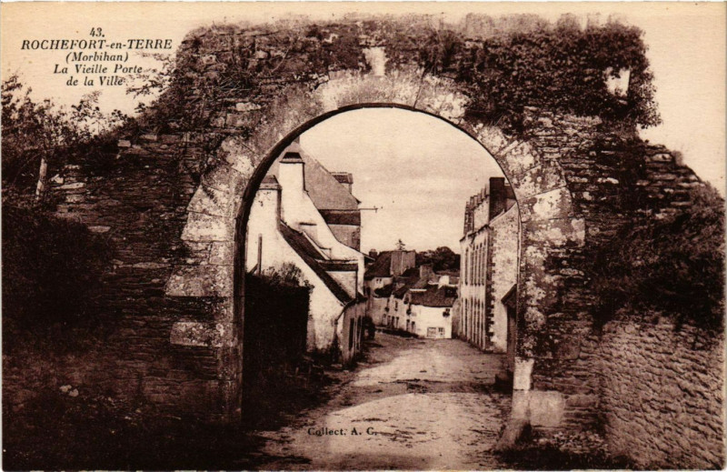 Carte postale ancienne Rochefort-en-Terre - La Vieille Porte de la Ville à Rochefort-en-Terre