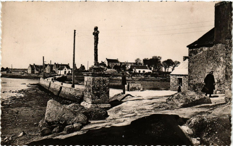 Carte postale ancienne Saint-Codo - Le petit Calvaire et la Cale