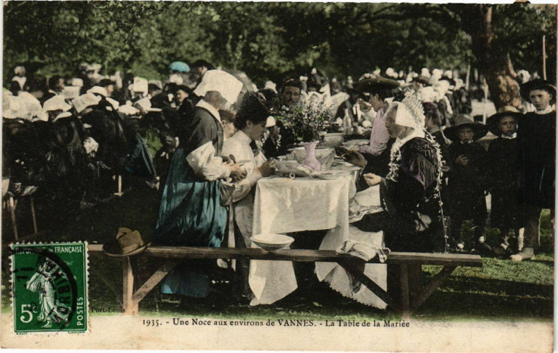 Carte postale ancienne Une Noce aux Env. de Vannes - La Table de la Mariée à Vannes