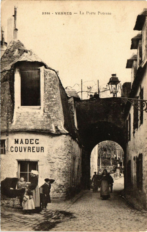 Carte postale ancienne Vannes - La Porte Poterne à Vannes