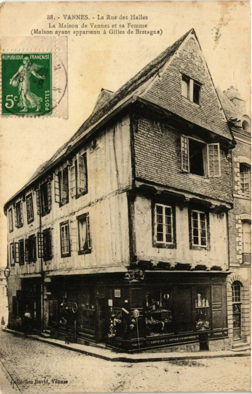 Carte postale ancienne Vannes - La Rue des Halles - La Maison de Vanesse et sa Femme à Vannes