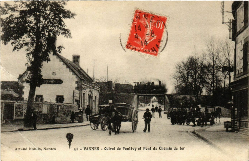 Carte postale ancienne Octroi de Pontivy et Pont du Chemin de fer à Vannes