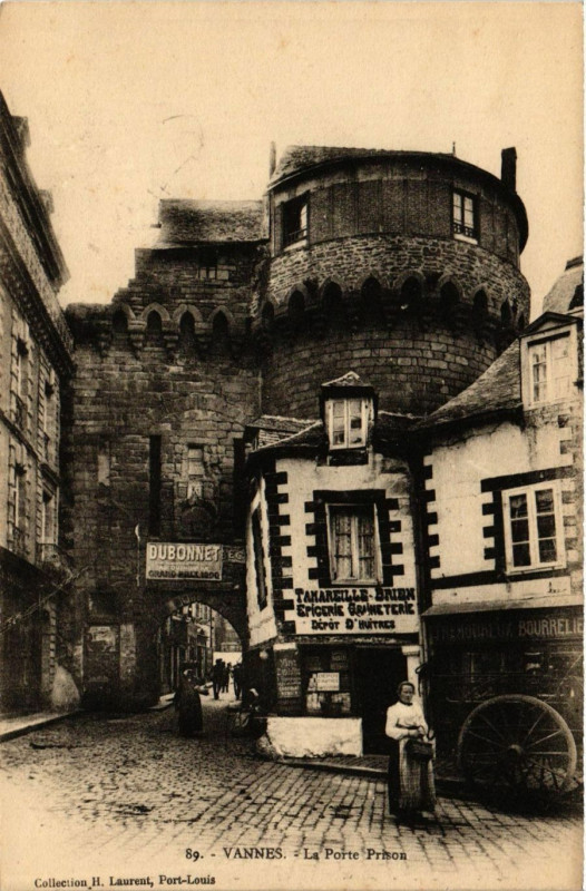 Carte postale ancienne Vannes - La Porte Prison à Vannes