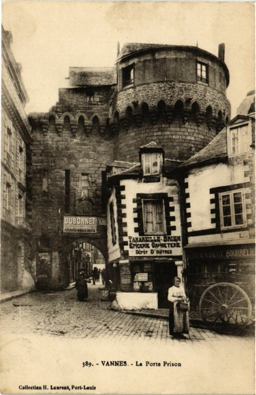 Carte postale ancienne Vannes - La Porte Prison à Vannes