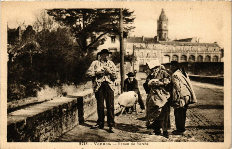 Carte postale ancienne Vannes - Retour du Marche à Vannes