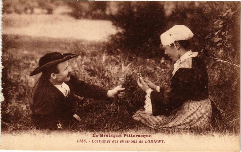 Carte postale ancienne La Bretagne Pittoresque - Costumes des Env. de Lorient à Lorient