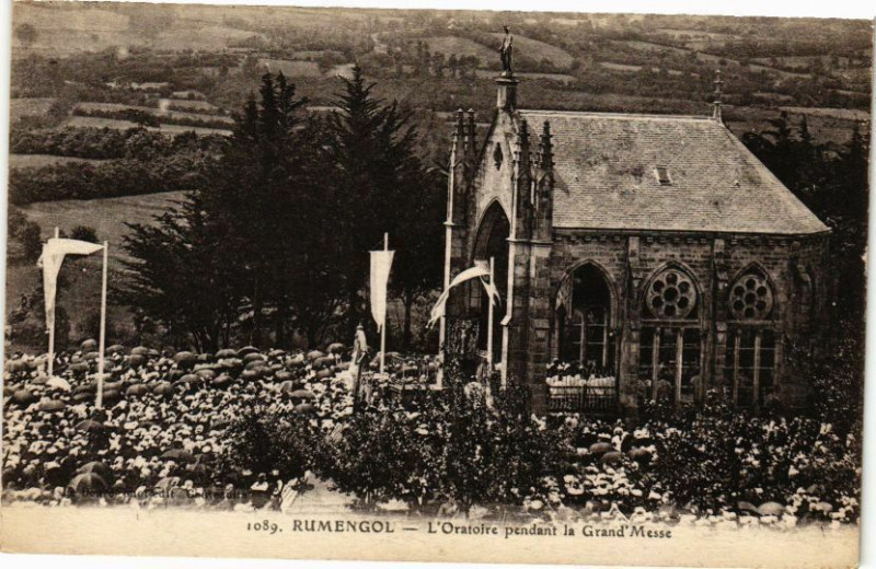 Carte postale ancienne Rumengol - L'Oratoire pendant la Grand 'Messe