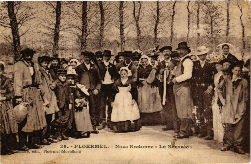 Carte postale ancienne Ploermel - Noce Bretonne - La Bourrée à Ploërmel