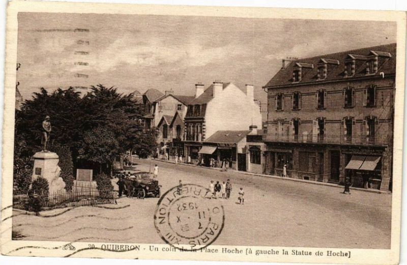 Carte postale ancienne Quiberon - Un coin de la Place Hoche (a gauche la Statue de Hoche) à Quiberon