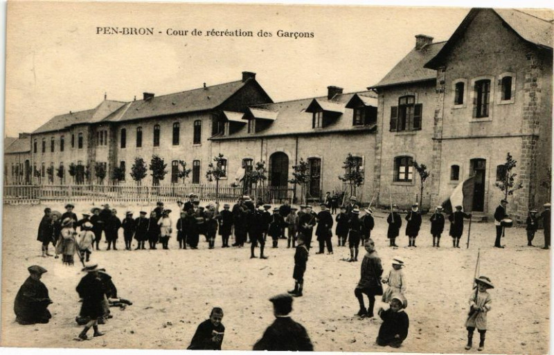 Carte postale ancienne Pen-Bron - Cour de recreation des Garcons