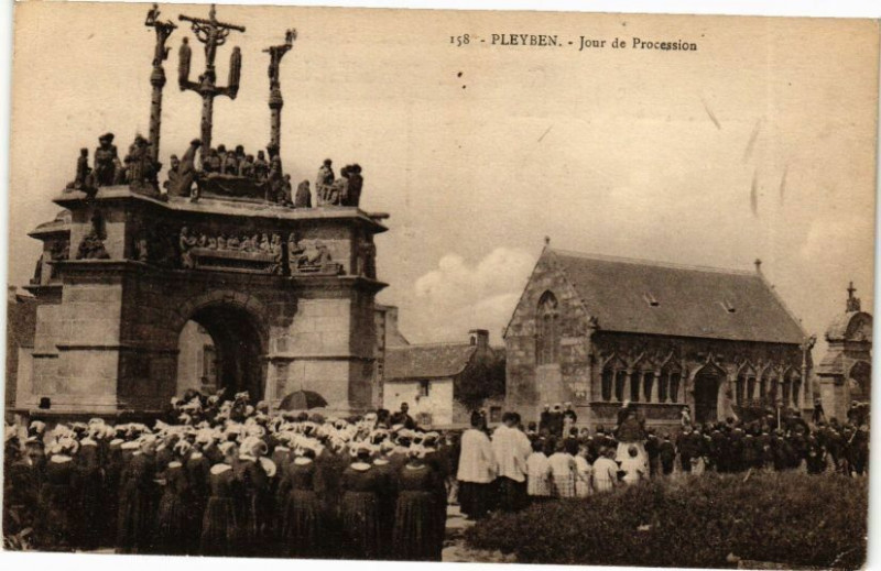 Carte postale ancienne Pleyben - Jour de Procession