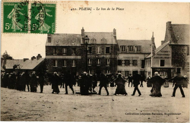 Carte postale ancienne Ploeuc - Le bas de la Place