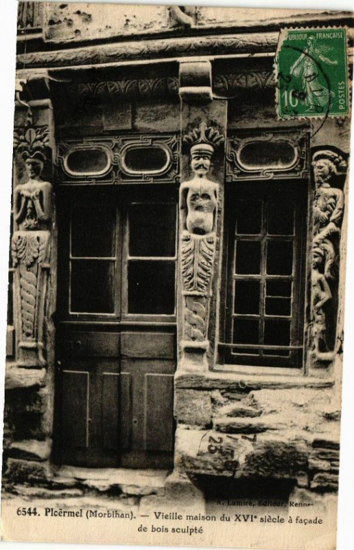 Carte postale ancienne Ploermel - Vieille maison du Xvi siecle a facade de bois à Ploërmel