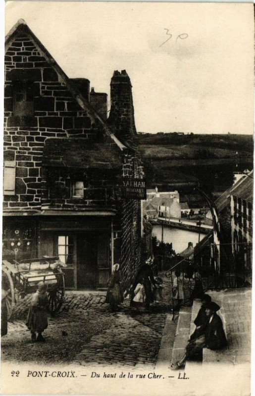 Carte postale ancienne Pont-Croix - Du haut de la rue Cher