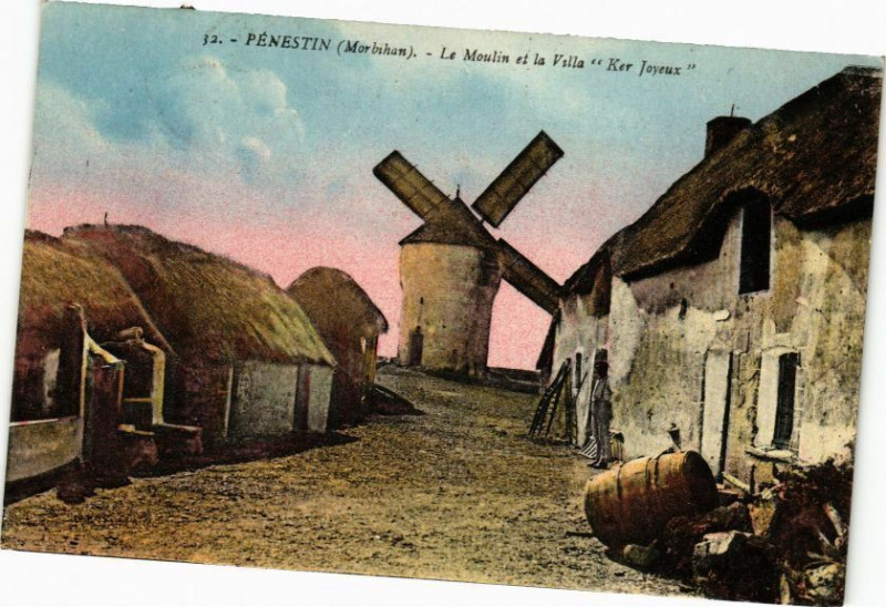 Carte postale ancienne Penestin - Le Moulin et la Villa Ker Joyeux à Pénestin