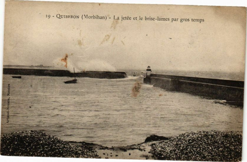 Carte postale ancienne Quiberon - La jetée et le brise-larnes par gros temps à Quiberon