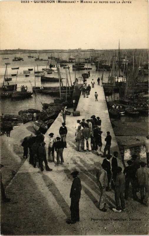 Carte postale ancienne Quiberon - Marins au Repos sur la Jetée à Quiberon