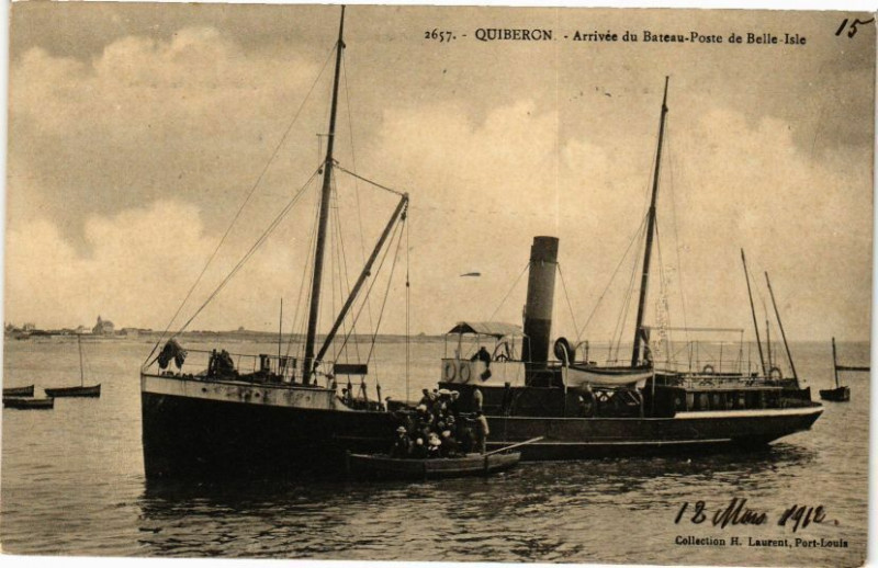 Carte postale ancienne Quiberon - Arrivée du Bateau-Poste de Belle-Isle à Quiberon