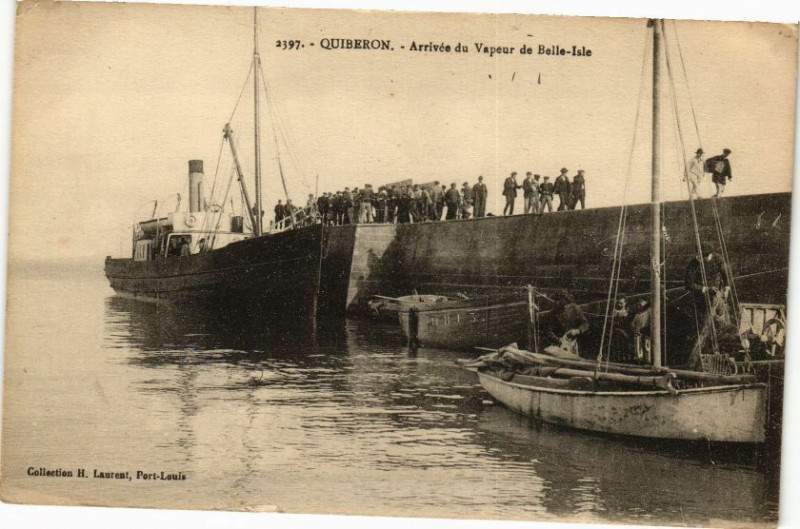 Carte postale ancienne Quiberon - Arrivée du Vapeur de Belle-Isle à Quiberon