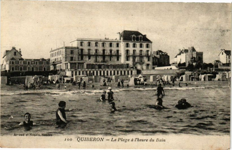 Carte postale ancienne Quiberon - La Plage a l'heure du Bain à Quiberon