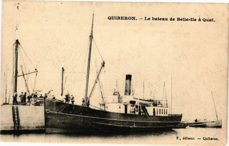 Carte postale ancienne Quiberon - Le bateau de Belle-Ile a Quai à Quiberon