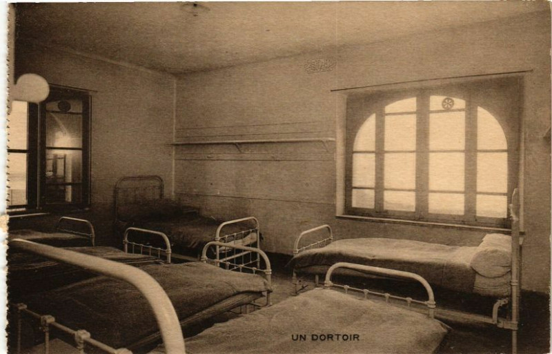 Carte postale ancienne Quiberon - Un Doctoir à Quiberon