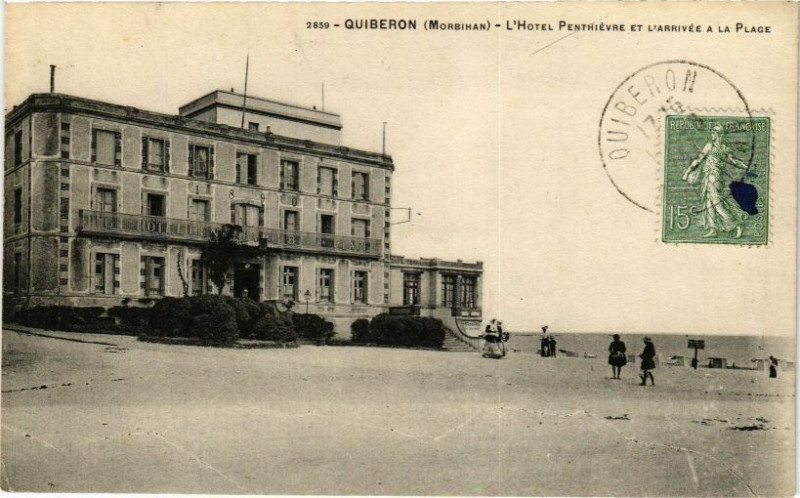 Carte postale ancienne Quiberon - L'Hotel Penthievre et l'Arrivée a la Plage à Quiberon