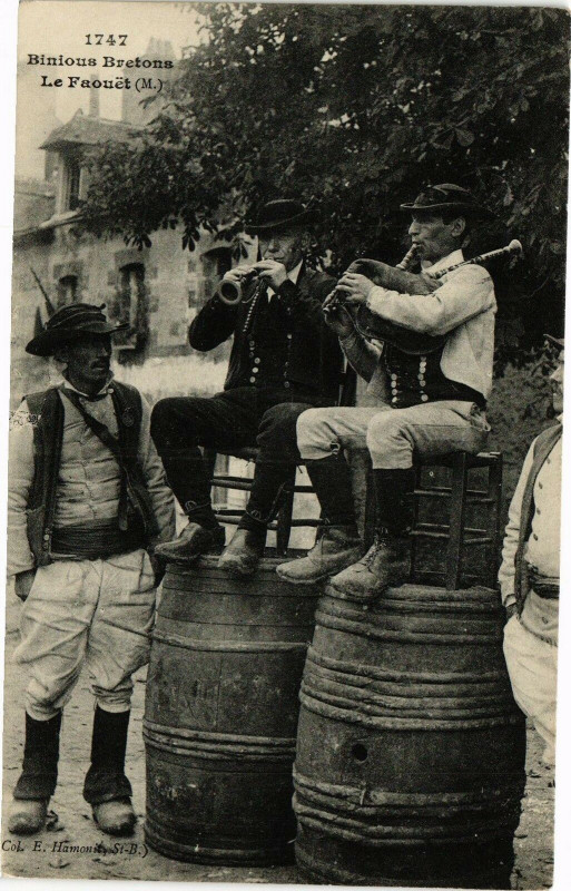 Carte postale ancienne Binious bretons Le Faouet