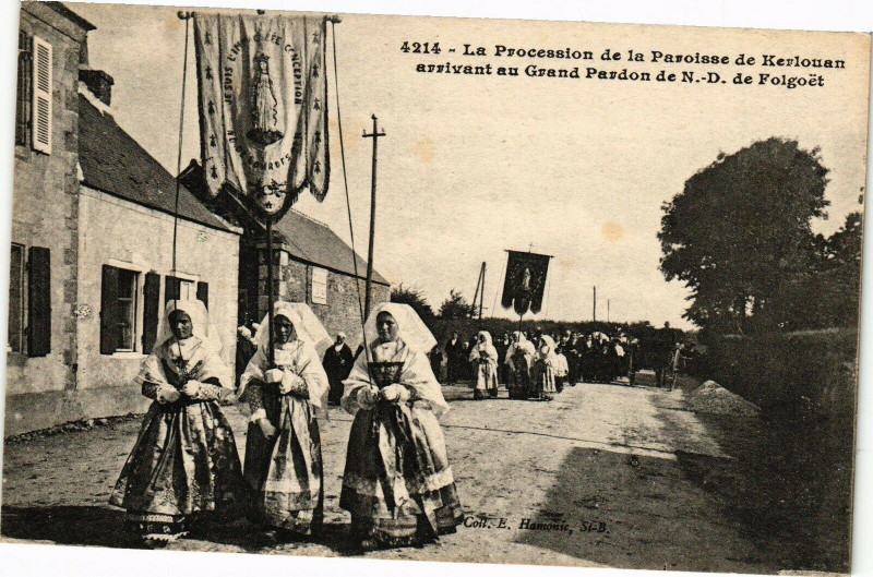 Carte postale ancienne La procession de la paroisse de kerlouan