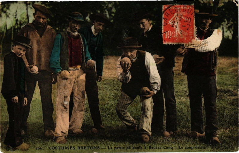 Carte postale ancienne Costumes Bretons - La partie de boule