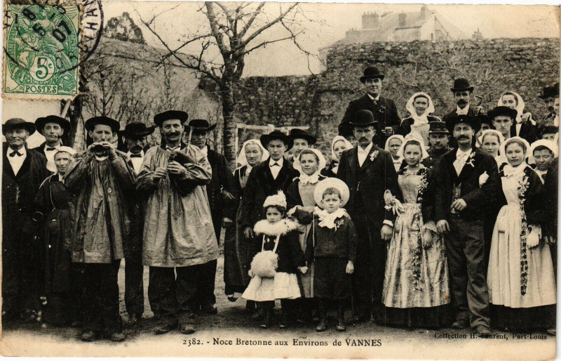 Carte postale ancienne Noce bretonne aux Env. de Vannes à Vannes