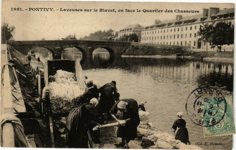 Carte postale ancienne Pontivity - Laveuses sur le blavet