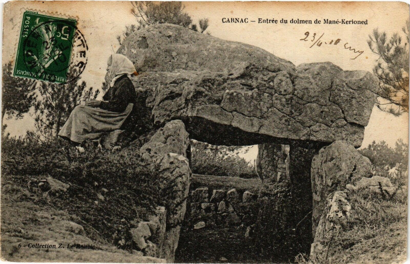 Carte postale ancienne Carnac - Entrée du dolmen de Mane-Kerioned à Carnac