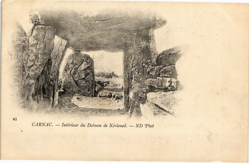 Carte postale ancienne Carnac - Interieur du Dolmen de Kerioned à Carnac