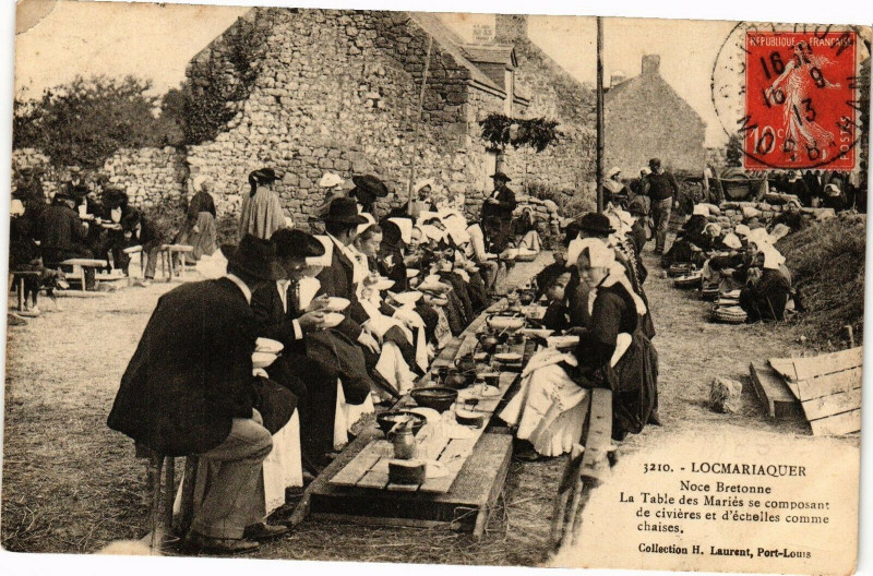 Carte postale ancienne Locmariaquer - Noce Bretonne - La Table des Maries se conposant à Locmariaquer