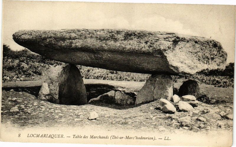 Carte postale ancienne Locmariaquer - Table des Marchands (Dol-ar-Marc'hadourian) à Locmariaquer