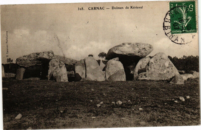 Carte postale ancienne Carnac - Dolmen de Keriaval à Carnac