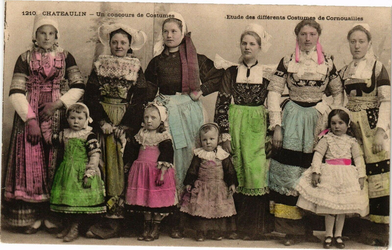 Carte postale ancienne Chateaulin - Un Concours de Costumes - Etude des differents