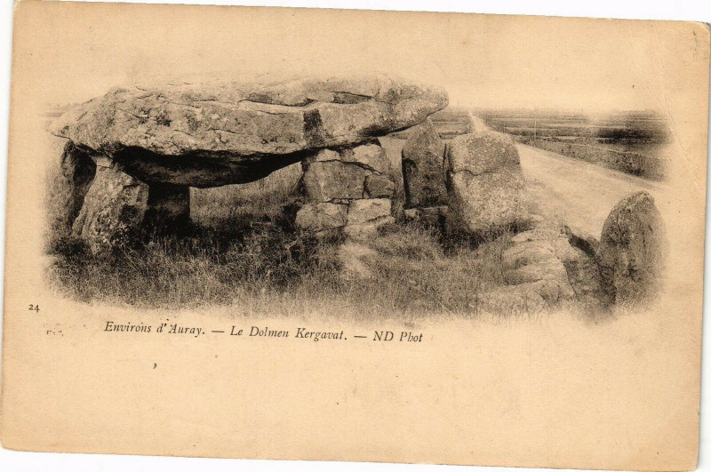 Carte postale ancienne Env. d'Auray - Le Dolmen Kergaval à Auray