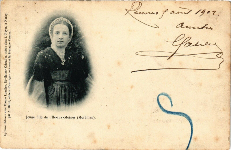 Carte postale ancienne Jeune fille de l'Ile-aux-Moines