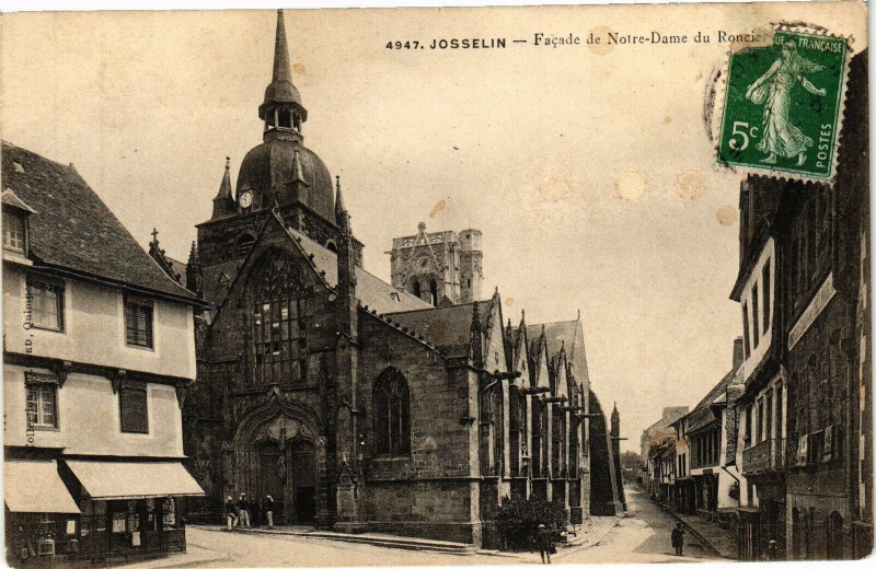 Carte postale ancienne Josselin - Facade de N.-D. du Roneire à Josselin