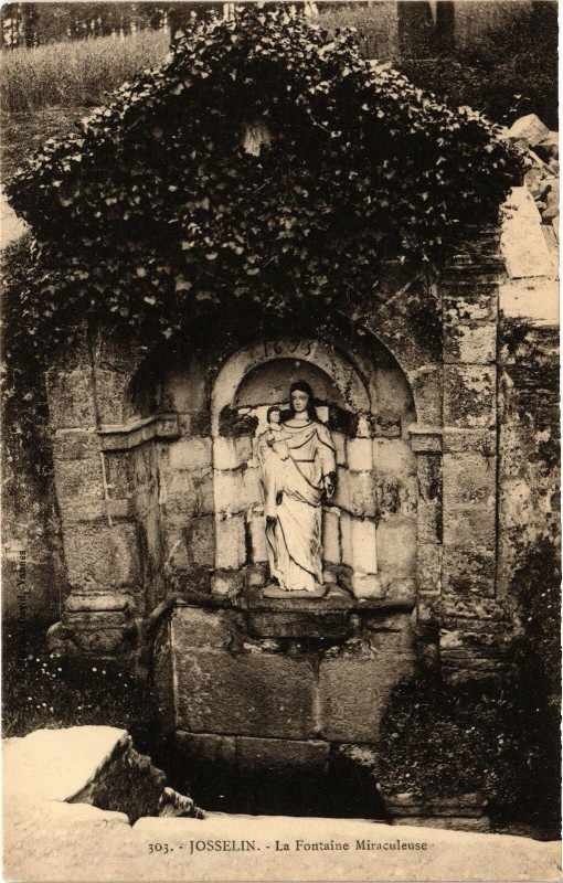 Carte postale ancienne Josselin - La Fontaine Miraculense à Josselin