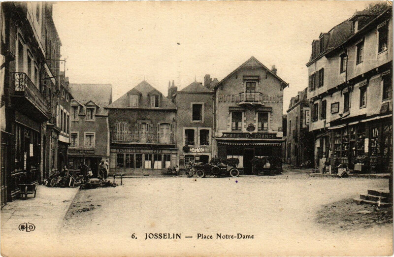 Carte postale ancienne Josselin - Place N.-D. à Josselin