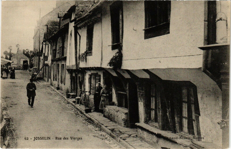 Carte postale ancienne Josselin - Rue des Vierges à Josselin