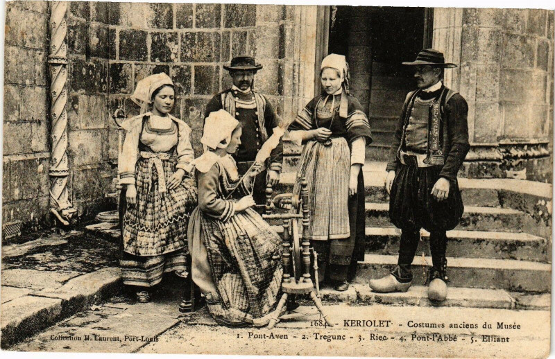 Carte postale ancienne Keriolet - Costumes anciens du Musée