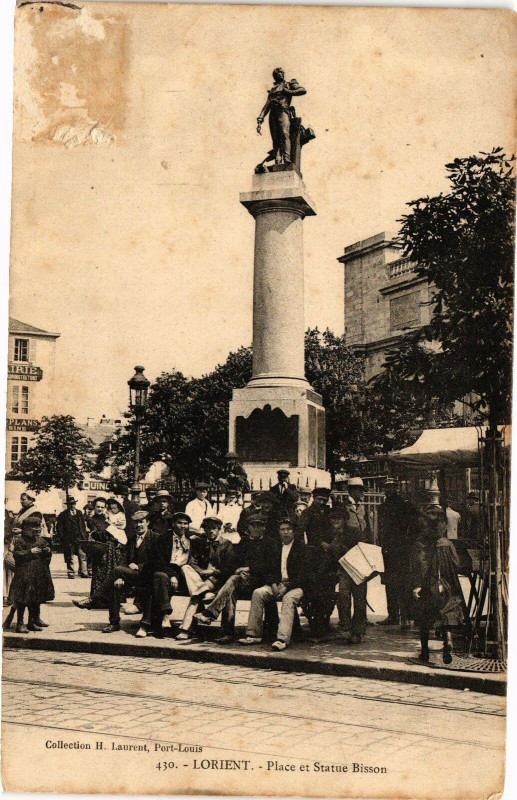 Carte postale ancienne Lorient - Place et Statue Bisson à Lorient